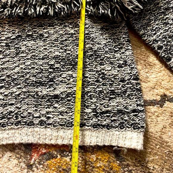 NWOT BANANA REPUBLIC Fun Fringe Sweater, Size Large - Picture 7 of 8